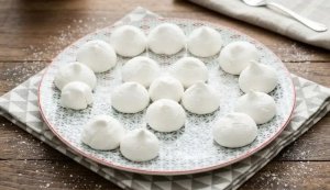 Petites meringues blanches