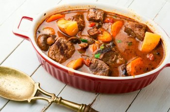 Ragoût de boeuf aux carottes et purée aux herbes