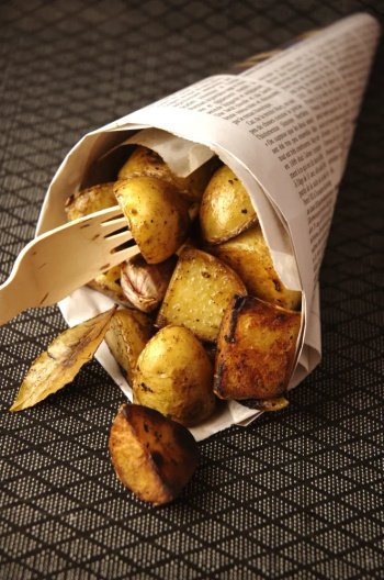 Pommes de terre nouvelles à l'ail et au laurier