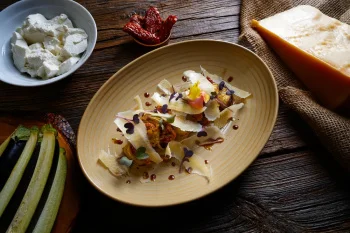 Aubergines grillées au fromage frais et tomates rôties au parmesan