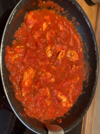 Poulet chasseur à la sauce tomate