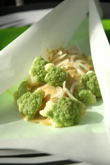 Papillote de poulet curry-coco au chou-fleur