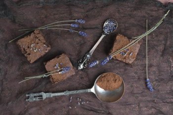 Gâteau au chocolat à la fleur de sel et à la lavande
