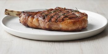 Côte de bœuf marinée aux oignons dorés