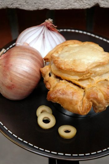 Tourte au thon, olives et oignons