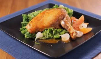 Pintade braisée au chou et aux lardons