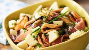 Salade de pommes de terre aux moules, jambon cru et haricots verts