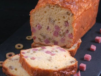 Cake salé au jambon et aux olives