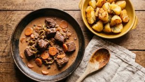 Goulash de Chevreuil Fondant au Vin Rouge et Crème