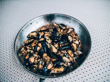Moules sautées aux oignons, chapelure et persil