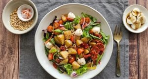 Salade tiède méditerranéenne au chorizo et mozzarella