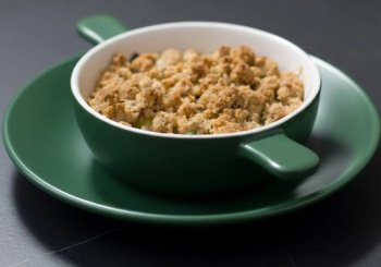 Crumble aux noisettes, poireaux et morbier