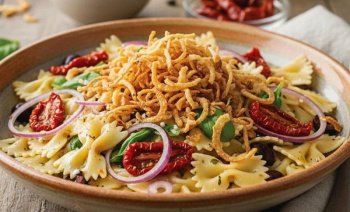 Salade de pâtes aux tomates séchées et oignons frits