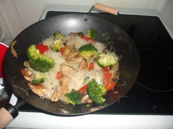 Vermicelles de riz au poulet et aux légumes verts