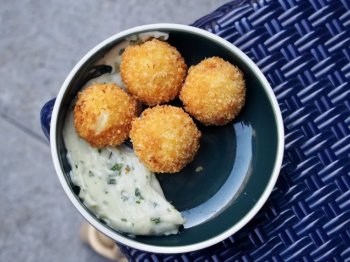 Croquettes de farce fine de poisson et mayonnaise aux herbes fraîches par Nathan Helo