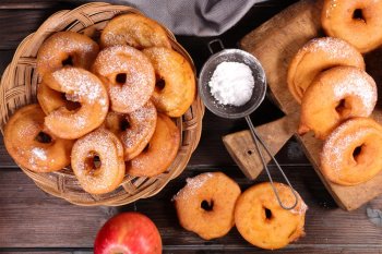 Beignets aux pommes et coulis à l'abricot