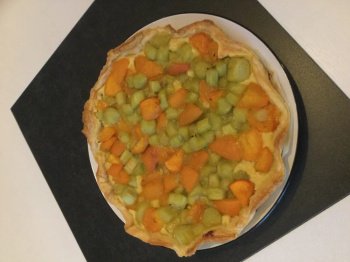 Tarte à la rhubarbe et abricots sur lit d'amande
