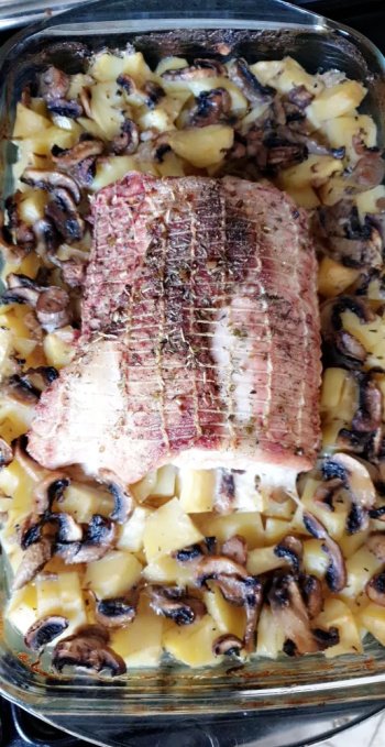 Poulet rôti aux pommes de terres et aux tomates