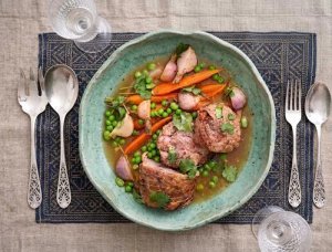 Gigot d’agneau aux épices et légumes : cuisson lente 7 heures inratable
