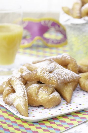 Faverolles ( appellées aussi bugnes ou beignets )