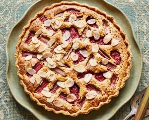 Tarte Fraise Rhubarbe à la Crème d'Amandes : La Recette Maison qui Fait Sensation