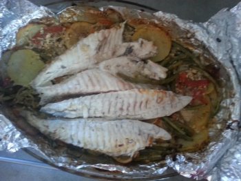 Dorade royale sur lit de vin blanc et herbes en papillote au four