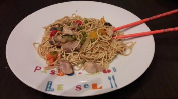 Porc sauté aux nouilles chinoises, cuisson au wok