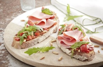 Tartines au jambon, caviar de tomate, basilic et tomates fraîches