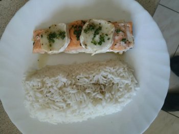 Pavé de saumon au chèvre chaud et miel en papillote