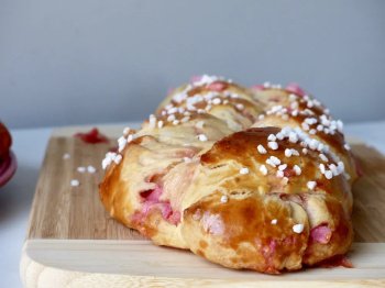 Brioche tressée aux pralines roses