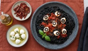 Pâtes noires, yeux rouges : le plat d’Halloween