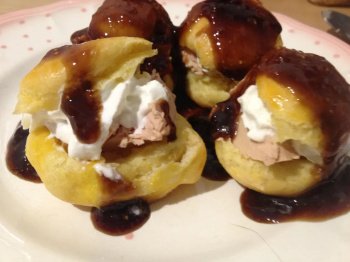Profiteroles au foie gras sauce figue balsamique