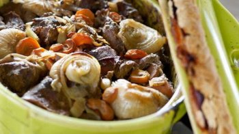 Ragoût de bœuf bourguignon en cocotte lutée