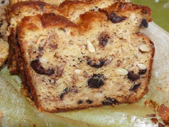 Cake aux tomates séchées, parmesan, olives et pignons