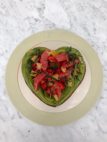 Toast d’avocat sucré, garni de fraises, pomelos, bananes, oranges et citrons de corse confits, menthe fraîche par Pierre Hermé