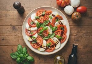 Tomates mozzarella au vinaigre balsamique : la recette italienne qui conquiert les tables françaises