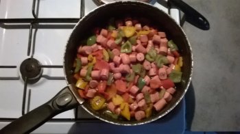 Poivrons poêlés et saucisses knacki
