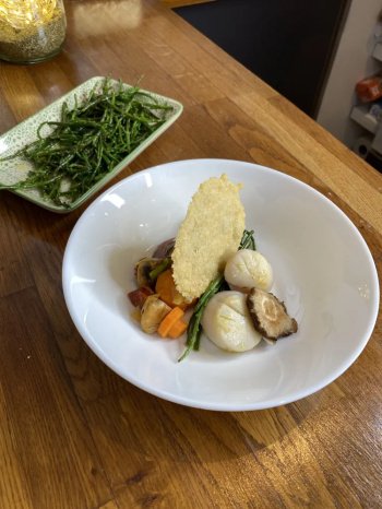 Saint-jacques snackées et ses petits légumes