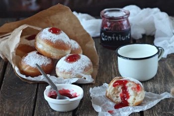 Beignets fourrés à la confiture de fraises
