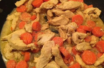 Escalope de poulet au curry, oignons, et carottes