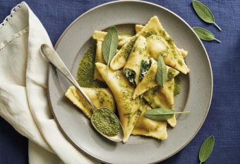 Ravioli épinards et ricotta, coulis d’épinard et huile de sauge