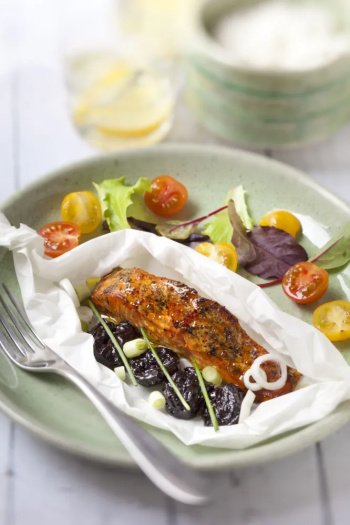 Papillote de saumon aux pruneaux et à la moutarde