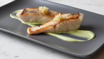 Filet de sandre au chou et crème d'avocat