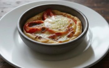 Tarte au pistou, à la tomate et au Rocamadour