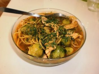 Soupe de spaghetti, choux de Bruxelles et dinde