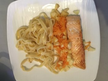 Pavé de saumon, carottes et pommes