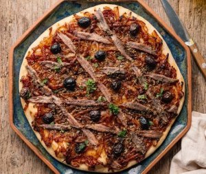 Pissaladière Niçoise : La Recette Authentique aux Oignons Confits et Anchois