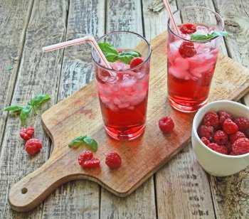 Boissons et glaçons assortis (menthe ou framboises)