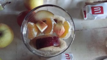 Coupe de fruits et de biscuits au chocolat
