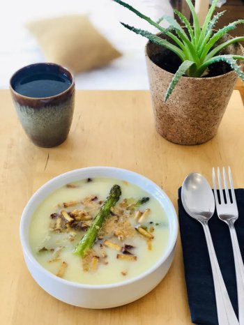 Gaspacho dasperges blanches et vinaigrette au miso